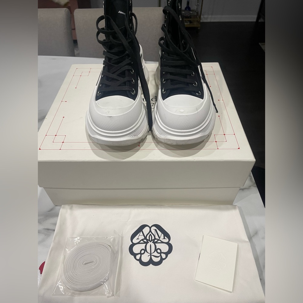 Slightly worn Alexander Mc Queen sneakers size 40